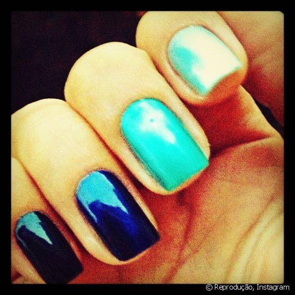 Verde claro e azul ? uma dupla que a modelo adora usar ao mesmo tempo em suas nail arts 